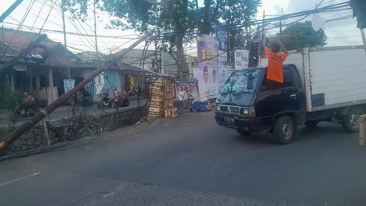 Tiang Listrik di Kota Tangerang Nyaris Ambruk, Sejumlah Pengendara Tersangkut Kabel