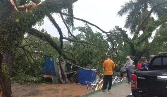 Hujan Angin Porak-porandakan Rumah di Lebak