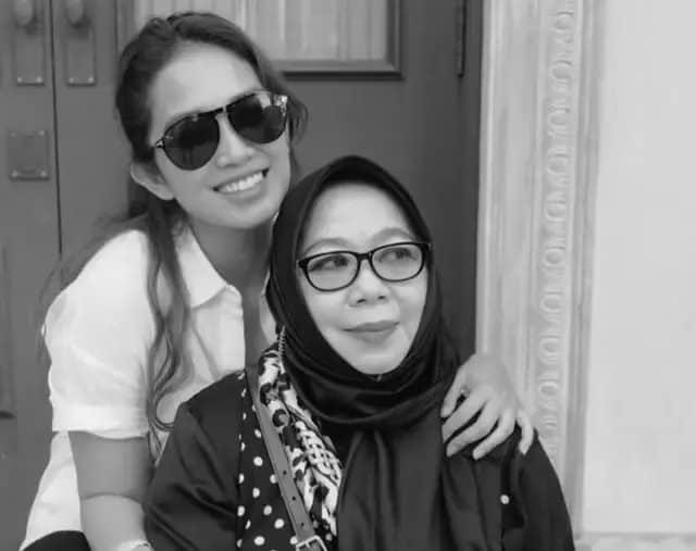 Ibunda Ussy Sulistiawaty Meninggal Dunia