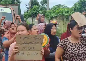 Emak-Emak di Lebak Nekat Blokir Jalan