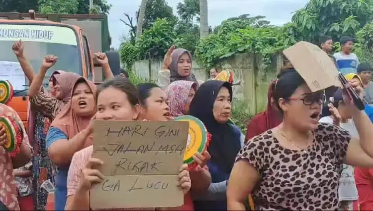 Emak-Emak di Lebak Nekat Blokir Jalan