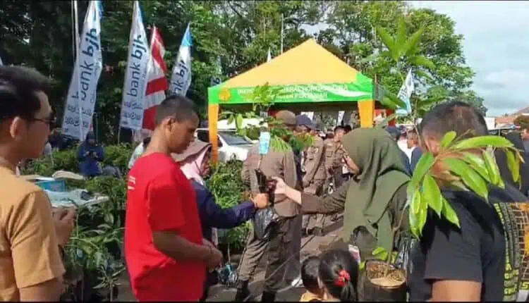 Warga di Lebak Antre Demi Dapatkan Bibit Buah Gratis
