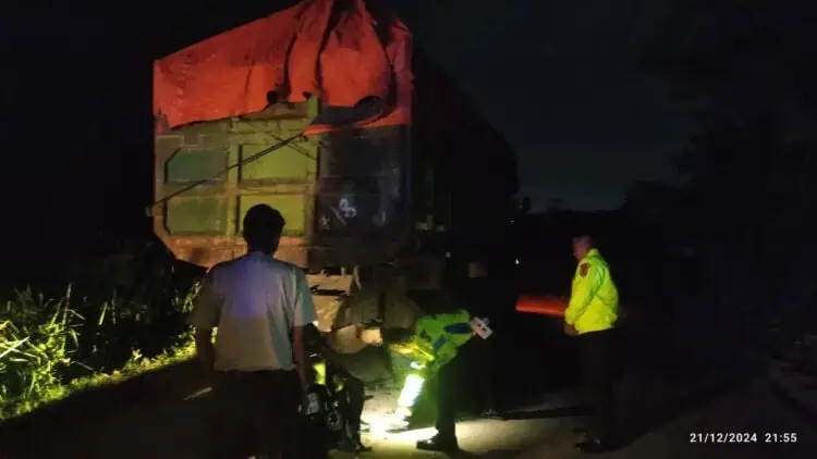 Tabrak Belakang Truk Tanah, Pemotor di Lebak Tewas