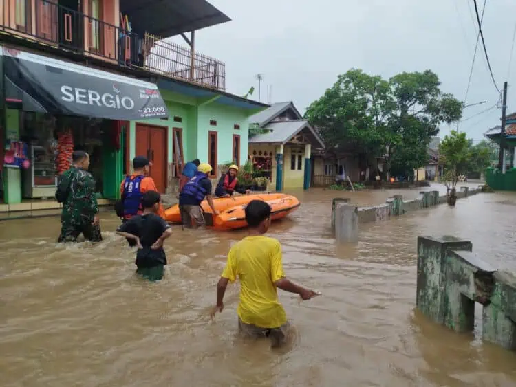 Ratusan Rumah di Kabupaten Serang Terendam Banjir, 2 Mobil Tertimpa Pohon
