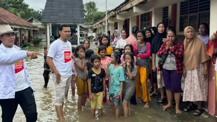 Kader Prabowo Bagikan Ratusan Paket Sembako Bagi Korban Banjir di Pandeglang