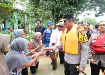 Tinjau Lokasi Banjir di Pandeglang, Kapolda Berdialog dan Salurkan Bantuan 