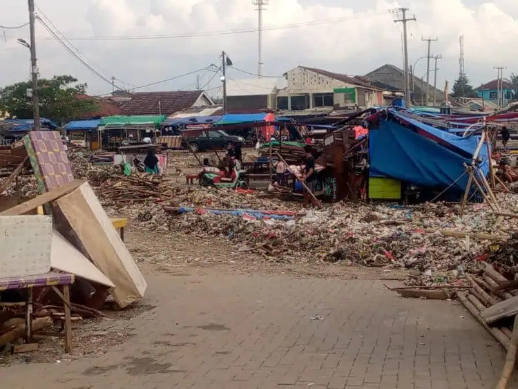 Teluk Labuan Dipenuhi Sampah, DLH Pandeglang Bersihkan Pantai