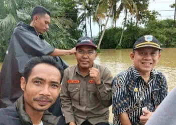 Kepala DPKP Kabupaten Pandeglang, M. Nasir, meninjau lokasi pertanian yang terkena banjir, beberapa waktu lalu. (ISTIMEWA)
