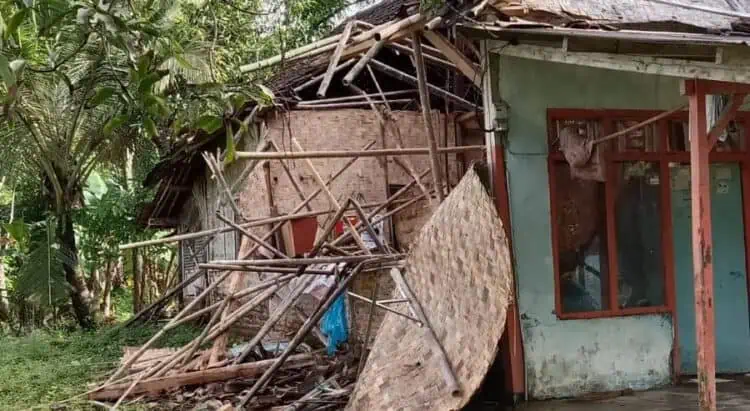 Miris, Rumah Warga Cikeusik Pandeglang Roboh Diterjang Angin Kencang 