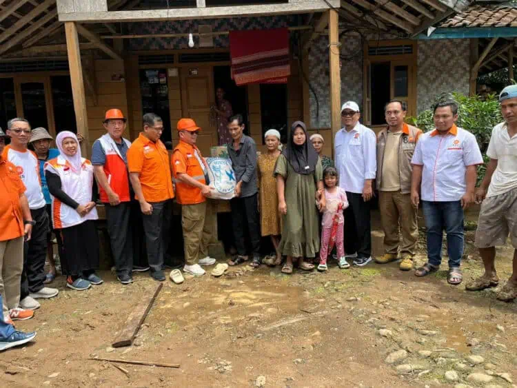 Terobos Jalur Sulit, PKS Banten Salurkan Bantuan Korban Banjir di Lebak
