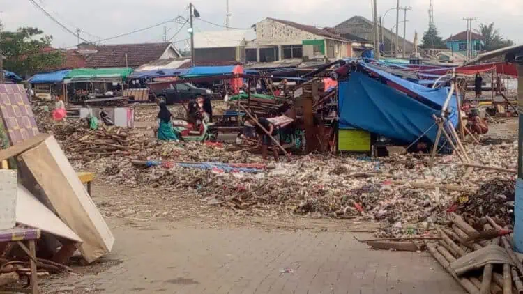 Kawasan wisata Teluk Batako, Kecamatan Labuan, Kabupaten Pandeglang, kumuh dan dipenuhi sampah, Kamis (12/12/2024). (ADIB FAHRIE/SATELITNEWS.COM)