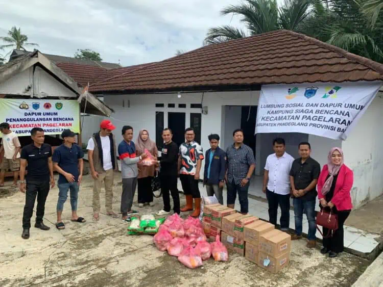 Anggota Komisi IV DPRD Pandeglang Bagikan Sembako Bagi Korban Banjir
