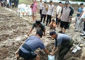Kapolres Serang Tebar Bantuan Pupuk dan Bibit Jagung di Ponpes Bani Iqro
