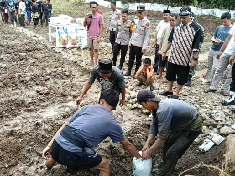 Kapolres Serang Tebar Bantuan Pupuk dan Bibit Jagung di Ponpes Bani Iqro