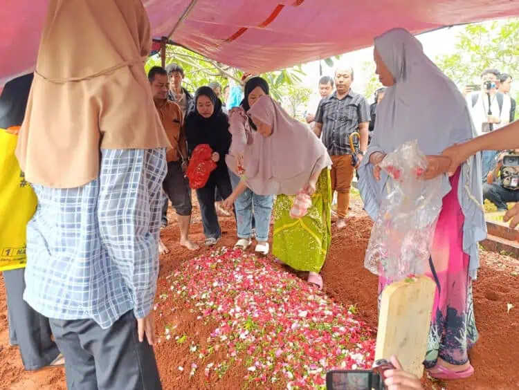 Ibu dan Anak Tewas di Ciputat Timur Dimakamkan Dalam Satu Liang Lahat