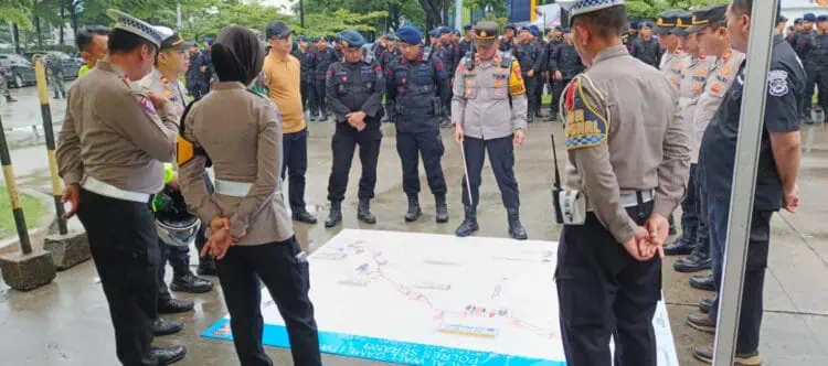 Ratusan personel Polres Serang, amankan unjukrasa buruh, Selasa (17/12/2024). (SIDIK/SATELITNEWS.COM)