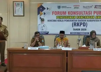 Kepala Bappeda Kabupaten Pandeglang Sutoto (diatas mimbar) menyampaikan sambutan terkait potensi pertanian. (ADIB FAHRIE/SATELITNEWS.COM)