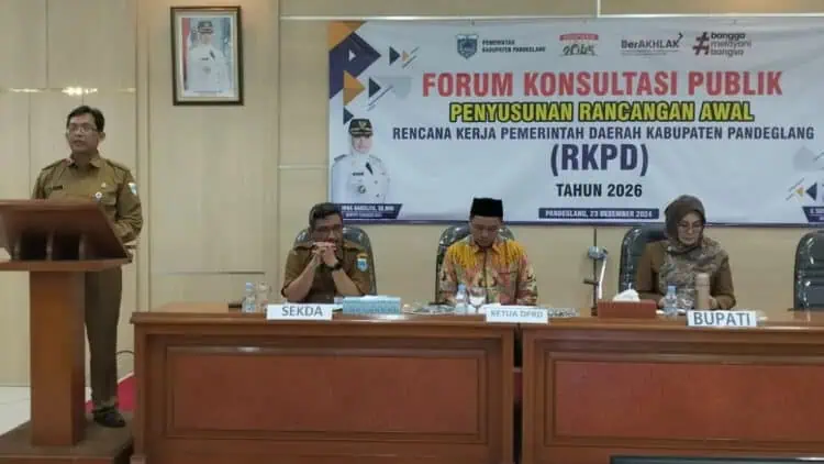 Kepala Bappeda Kabupaten Pandeglang Sutoto (diatas mimbar) menyampaikan sambutan terkait potensi pertanian. (ADIB FAHRIE/SATELITNEWS.COM)
