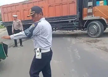 Petugas Gabungan di Jawilan Kabupaten Serang Putar Balik Truk Angkutan