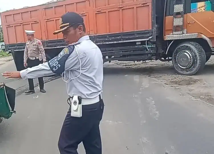 Petugas Gabungan di Jawilan Kabupaten Serang Putar Balik Truk Angkutan