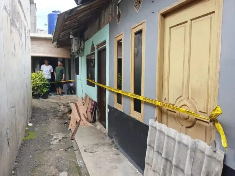 Polisi masih memasang garis batas, di lokasi kasus tewasnya satu keluarga di Kampung Poncol, Kelurahan Cirendeu, Kecamatan Ciputat Timur, Kota Tangerang Selatan (Tangsel). (EKO/SATELITNEWS.COM)