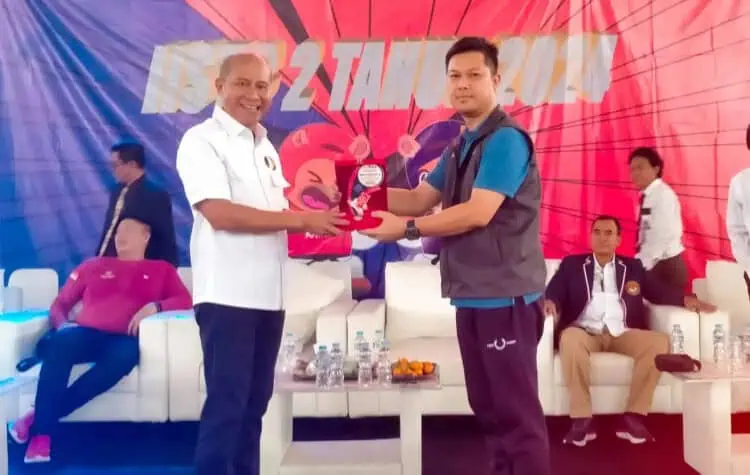 Ketua Panitia IISTC 2 Adhy Ariansyah (kanan), menyerahkan plakat kepada Plh Sekjen PBTI Mayjen Amrin Ibrahim, di GOR Indoor Stadium Kelapa Dua, Sabtu (28/12/2024). (GATOT RISWANDI/SATELITNEWS.COM)