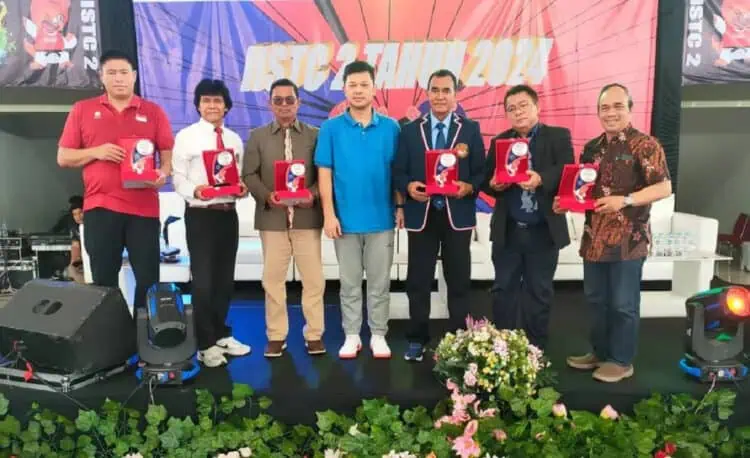 Panitia IISTC 2 2024 Serahkan Plakat Penghargaan Untuk Plh Sekjen PBTI Hingga Wasit