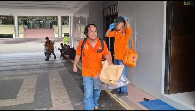Tim Inafis Amankan Barang Bukti Dari Gedung Rektor UIN Jakarta yang Terbakar