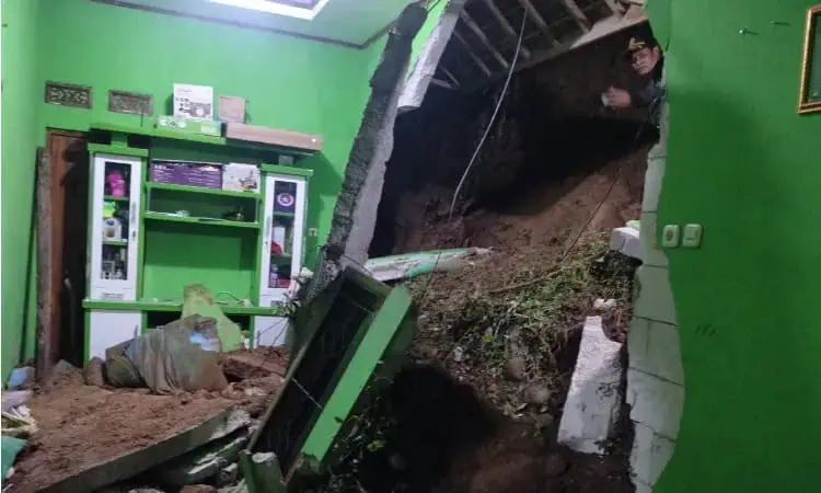 Asyik Nonton TV, ABG 14 Tahun di Lebak Tewas Tertimpa Runtuhan Longsor