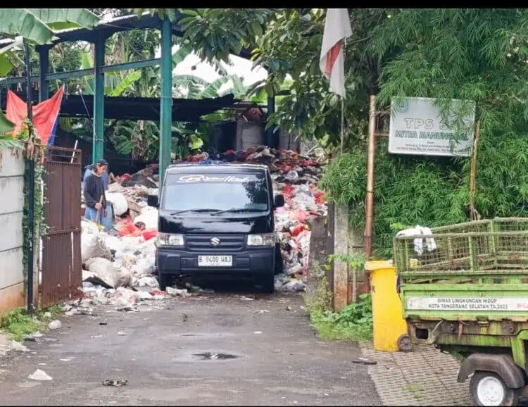 Warga Keluhkan Bau Busuk Tumpukan Sampah TPS3R Pondok Kacang Timur
