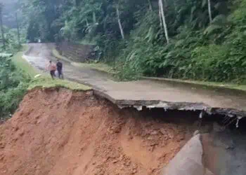 Longsor, Akses Utama Objek Wisata Negeri di Atas Awan Lebak Putus Total