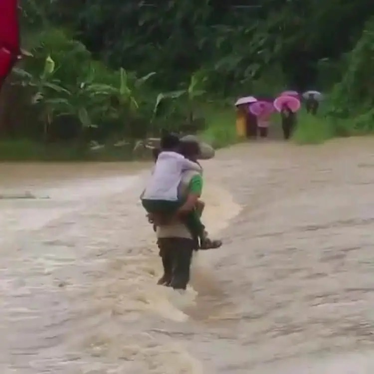Sambil Gendong Anak, Warga di Lebak Nekat Terobos Banjir