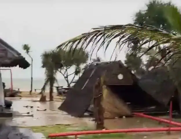 Angin Kencang Porak-Porandakan Belasan Saung Lesehan Pesisir Pantai di Lebak