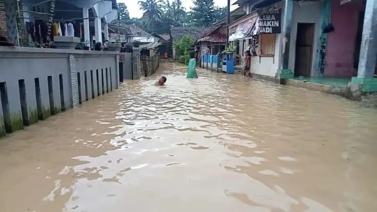 BREAKING NEWS: Luapan Air Sungai Meluas, Merendam 13 Kecamatan di Pandeglang