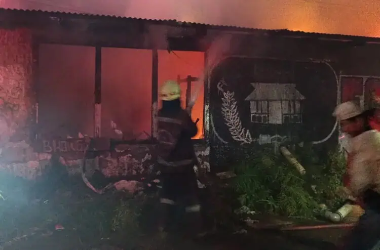 Kebakaran di Serua, Petugas Damkar Terkendala Warga Ramai Menonton