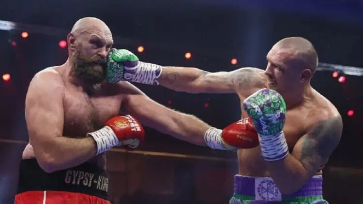 Usyk Pertahankan Gelar Juara Dunia Tinju Kelas Berat