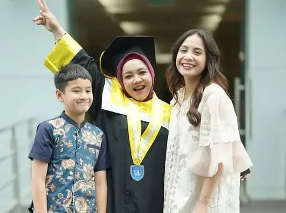 Pengasuh Rafathar Lulus S1, Nagita Slavina Hadiri Acara Wisuda