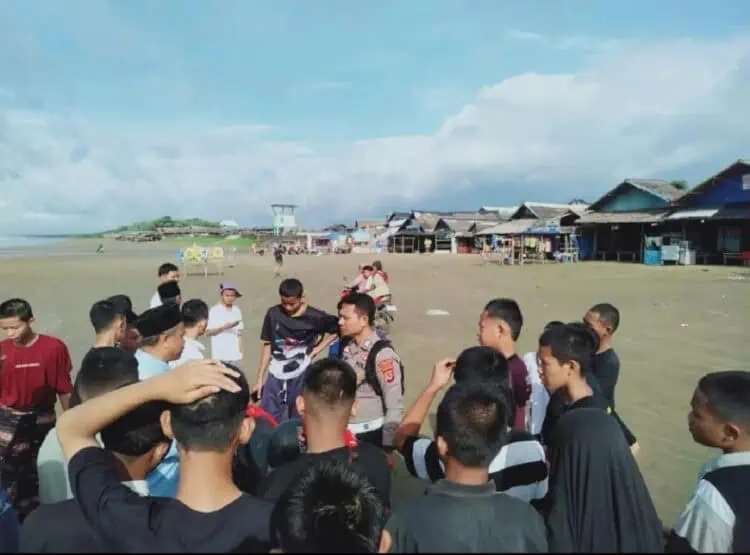 Santri Asal Kabupaten Tangerang Hilang Terseret Ombak Pantai Bagedur Lebak