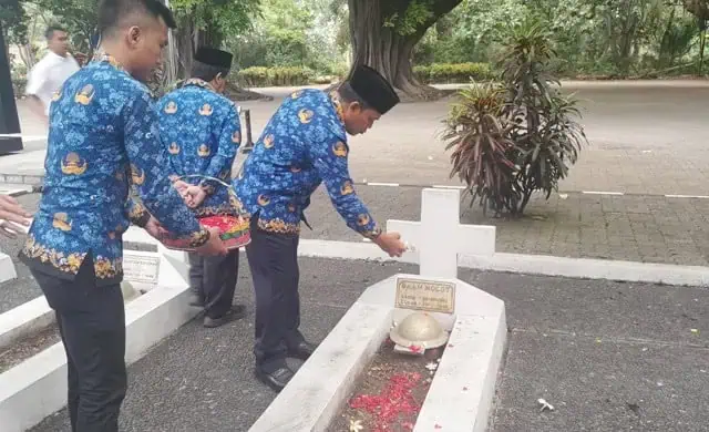 Peringati HUT Kopri, Pegawai Pemkot Tangerang Gelar Tabur Bunga di TMP Taruna