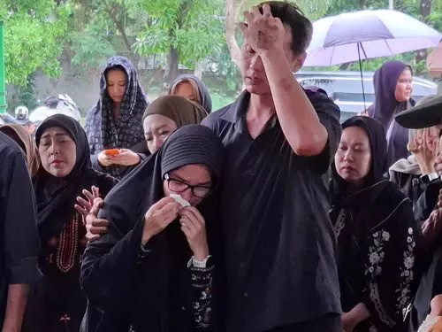 Tangis Ussy Sulistiawaty Pecah, Iringi Pemakaman Ibunda