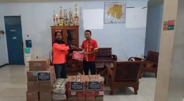 Alfamart Salurkan Bantuan Korban Bencana Alam di Lebak