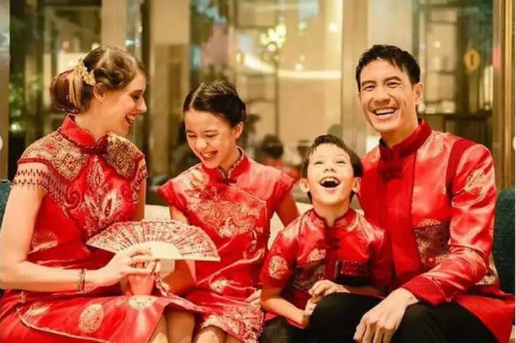 Momen Bahagia Daniel Mananta Rayakan Imlek Bersama Keluarga