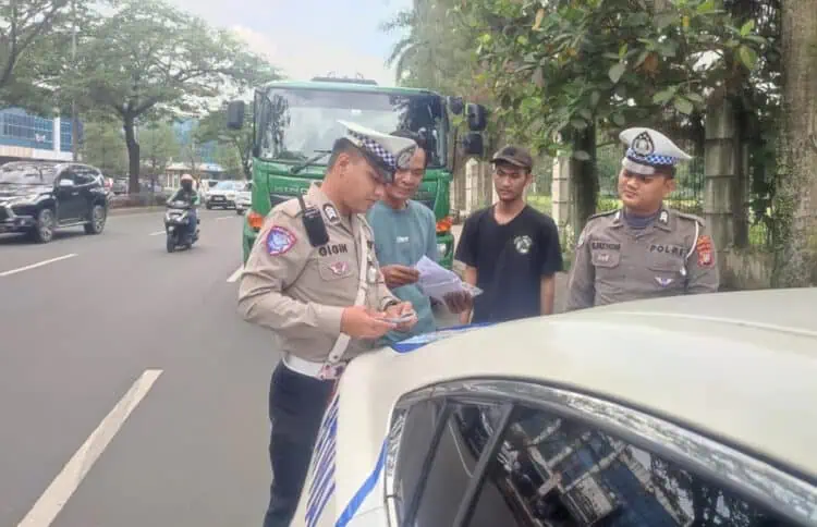 Langgar Jam Operasional, Truk Sumbu 3 Ditilang Satlantas Polres Tangsel