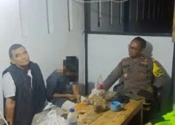 Seorang ibu rumah tangga, Tukah (38), terpaksa dilarikan ke rumah sakit usai ditusuk oleh seorang remaja yang merupakan tetangganya, MT (16), warga Desa Ciagel, Kecamatan Kibin, Kabupaten Serang. Korban menderita 3 luka tusukan, pada bagian tangan dan perut.(ISTIMEWA)