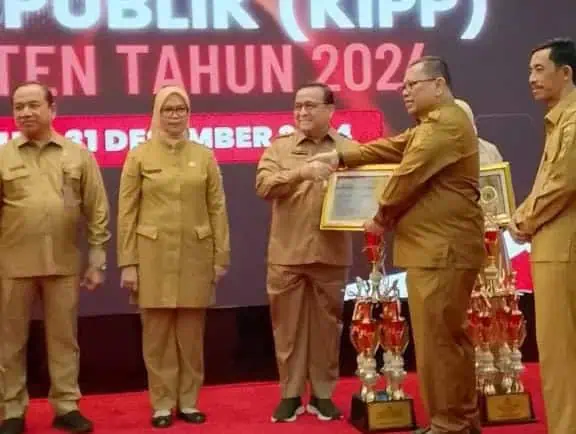 Dinas Kesehatan (Dinkes) Kabupaten Serang, diganjar penghargaan Kategori Perangkat Daerah Kabupaten/Kota Terinovatif, pada Penganugerahan Kompetisi Inovasi Pelayanan Publik atau KIPP Provinsi Banten Tahun 2024, yang diselenggarakan USAID Erat. (ISTIMEWA
