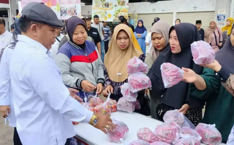 Sebanyak 2 ton cabai yang dijual melalui Operasi Pasar (OP) di halaman Pasar Baros, Kabupaten Serang, ludes dalam 1 jam diserbu oleh emak emak, Rabu (7/1/2025). (SIDIK/SATELITNEWS.COM)
