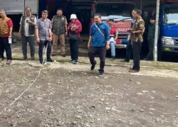 Personel BPBDPK Pandeglang dan BNPB, melakukan pengukuran lahan yang akan dibangun Gedung Pusdalops, beberapa waktu lalu. (ISTIMEWA)