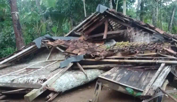 Rumah warga Kampung Cikupaeun, Desa Bojongmanik, Kecamatan Sindangresmi, Kabupaten Pandeglang,roboh. (ISTIMEWA)
