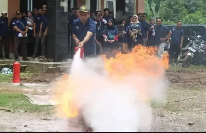 Personel Damkar BPBDPK Pandeglang, memberikan pelatihan memadamkan api. (ISTIMEWA)