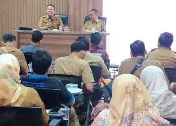 Sejumlah honorer di Kabupaten Serang, tengah melakukan pertemuan dengan BKPSDM setempat, Senin (13/1/2025). (SIDIK/SATELITNEWS.COM)
